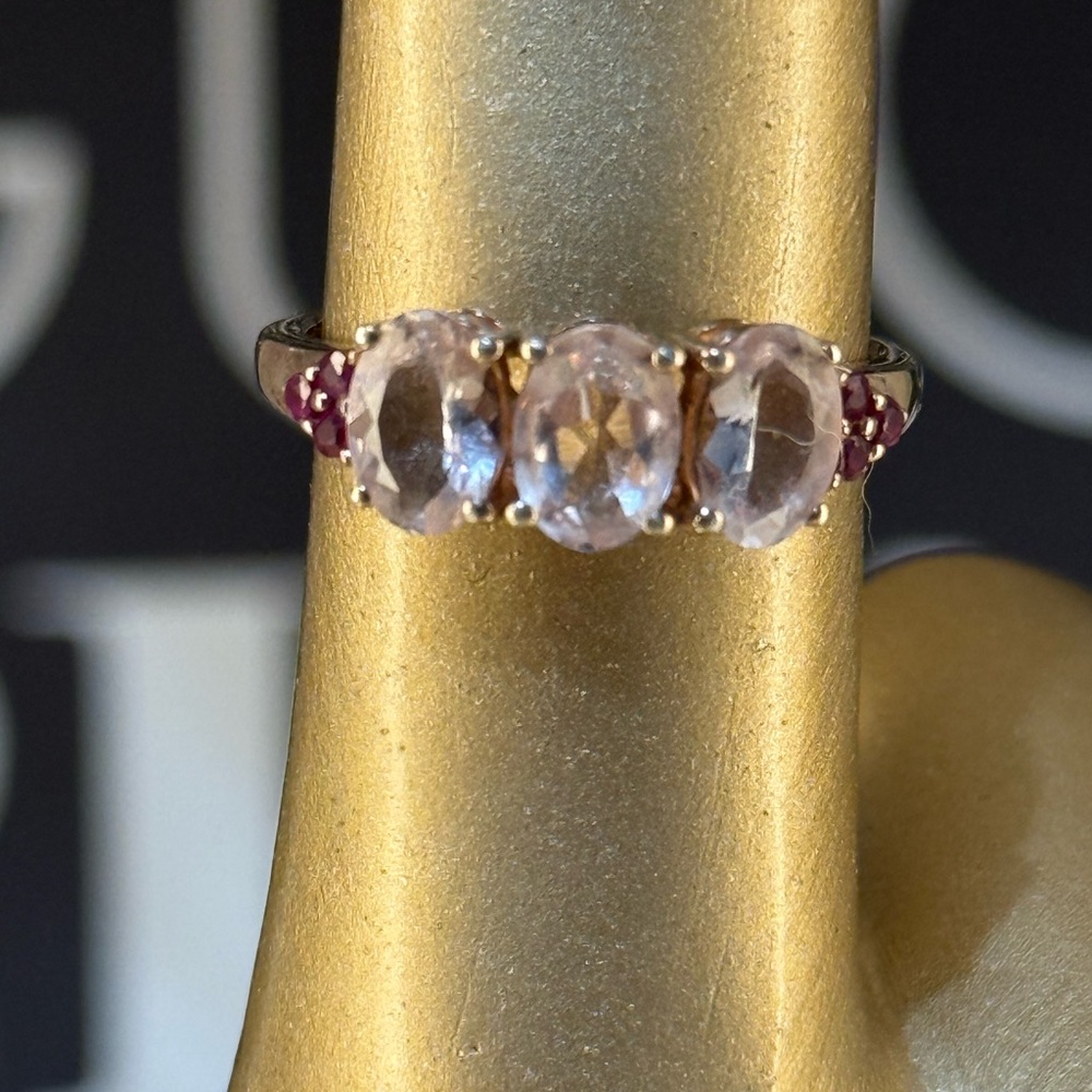 Rose quartz and garnet ring with rose gold plated band. Sz 8
